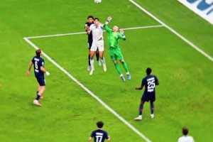 懷念多納魯馬嗎？巴黎門將出擊失誤，馬賽球員頭球破門！