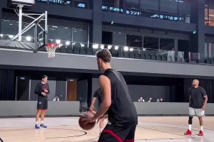 范弗里特此前在土耳其與申京一同訓練 如今實戰(zhàn)聯(lián)手要推遲了