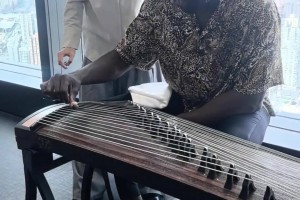 追夢嘗試彈中國古箏 天賦炸裂一學(xué)就會(huì)啊??