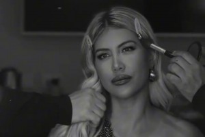 旺達(dá)又在扮演小仙女啦??她對(duì)自己的顏值相當(dāng)自信呢~