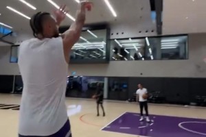 再見(jiàn)已是對(duì)手！狄龍和杰倫-格林在太陽(yáng)訓(xùn)練館內(nèi)練習(xí)三分投籃~