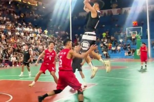 08年季后賽首輪湖人橫掃掘金，掘金主場外球迷高喊MVP！