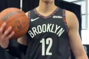 曾凡博上身籃網(wǎng)城市版球衣，這造型是真的帥！??