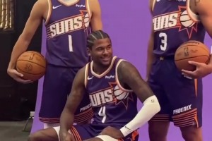 小子挺有地位??！杰倫-格林坐在C位 布克和狄龍分列左右