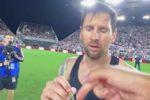 超級(jí)巨大！女超聯(lián)賽名場面：門將未開出門球，被對(duì)手反搶絕平！