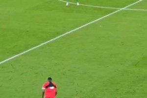 補(bǔ)課??！伊薩克中場(chǎng)時(shí)被要求進(jìn)行折返跑訓(xùn)練