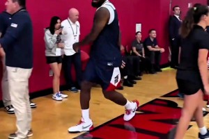 楊毅：扣籃大賽現(xiàn)在變成這樣就賴詹姆斯 他要參加肯定能帶起來(lái)~