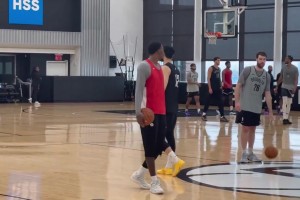 和隊友處的不錯！籃網(wǎng)訓(xùn)練營第二天，曾凡博和隊友輕松溝通