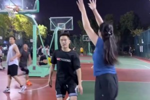 野球場肘姐曬打球視頻：我這個沖擊力怕你受不哦??