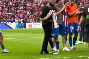 救命蜘蛛俠！馬競球員謝場時，西蒙尼跑過去首先擁抱阿爾瓦雷斯