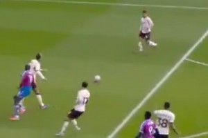 外網(wǎng)熱議！科爾克茲最后不敢右腳解圍，扭著身體送水晶宮邊線球，隨后被絕殺