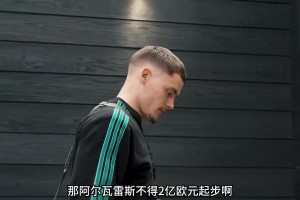 卡里烏斯老婆一身清涼裝在街邊遛狗，這小博美好可愛呀??