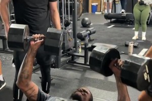 杰倫-格林用兩個(gè)43公斤啞鈴做臥推，有吧友能超過(guò)他嗎？