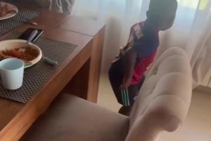 可可愛愛！亞馬爾弟弟展示自學(xué)的舞蹈，把亞馬爾逗笑了