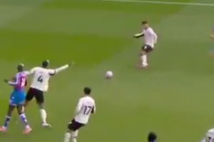 你在干嘛！范迪克示意科爾克茲大腳解圍，后者送邊線球?qū)е卤唤^殺