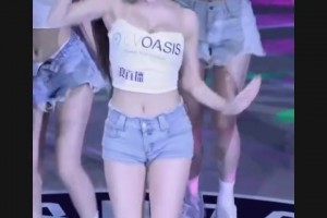 確實(shí)養(yǎng)眼??！??寶島聯(lián)賽美女啦啦隊(duì)長(zhǎng)梓梓，中場(chǎng)性感熱舞！