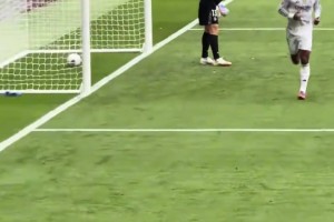 感情好??居萊爾進(jìn)球后，姆巴佩與貝林厄姆跑向助攻的維尼修斯