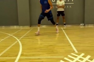 這個(gè)造型顯得年輕多了！克萊在紐約最新個(gè)人訓(xùn)練