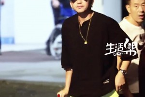 此前還被老婆調(diào)侃！鄧超深夜拄拐下車 粉絲高喊：不許打籃球了~