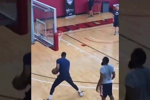 名場面：威少當(dāng)著哈登的面，滑稽模仿他的后撤步！登哥都懵了??