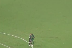 國(guó)安凝聚力正在回歸！實(shí)拍：法比奧下場(chǎng)前專門給侯森佩戴隊(duì)長(zhǎng)袖標(biāo)