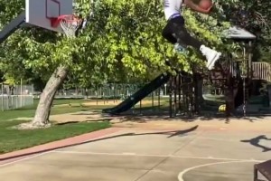 擱家開商場呢？布克車庫墻上滿是球衣球鞋珍藏！甲亢哥看傻了都！