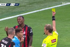 米蘭十人作戰(zhàn)！埃斯圖皮尼安送紅點(diǎn)套餐！德布勞內(nèi)點(diǎn)射破門！