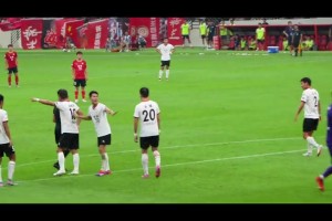 判罰引球迷不滿！蘇超蘇州vs常州比賽中現(xiàn)場(chǎng)球迷高喊“黑哨”??