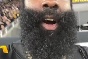 懟臉拍！登哥觀戰(zhàn)橄欖球，這大胡子上好多白胡須啊??