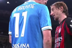 中場(chǎng)大師的惺惺相惜??莫德里奇和德布勞內(nèi)的比賽看一場(chǎng)少一場(chǎng)~