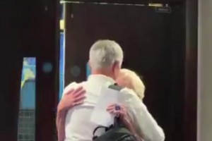 老友重聚！穆里尼奧給切爾西老員工康尼利一個大大的擁抱