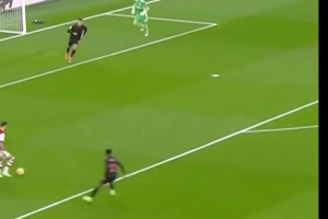 一下不多，行云流水！阿森納標準的美麗足球！同頻滑跪慶祝！