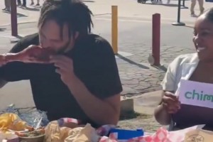 看餓了！萊弗利此前帶著弗拉格在德州博覽會上嗨吃！