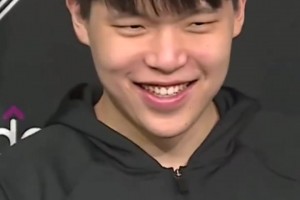 與隊(duì)友相處的秘訣？楊瀚森：對(duì)他們笑??伸手不打笑臉人