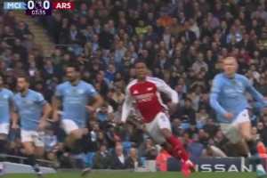 男人對決！當年哈蘭德和薩利巴這對抗也太狠了，腦袋都撞一起了