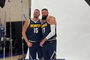 這內(nèi)線組合能排前幾?。烤蚪鹈襟w日 約基奇和瓦藍(lán)一起拍定妝照~