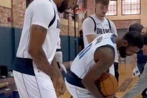 濃眉在獨(dú)行俠參加的第一個(gè)媒體日！和歐文聊的很開(kāi)心