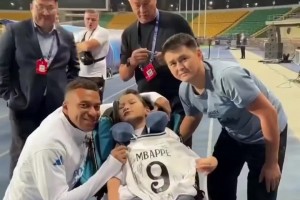 溫情時(shí)刻！姆巴佩踩場(chǎng)時(shí)給阿拉木圖的殘疾小球迷簽名并互動(dòng)留念