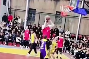 投籃真得可以練出來！貴州科比這底角三分投的真準(zhǔn)啊！