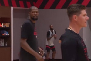 這一身紅真順眼??杜蘭特穿火箭球衣亮相新賽季訓(xùn)練營