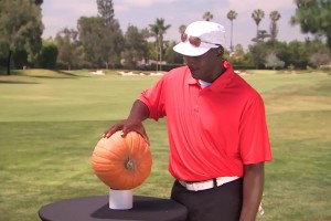 看看喬丹的大手有多離譜：單手輕松抓起一個南瓜！小卡能否一戰(zhàn)？