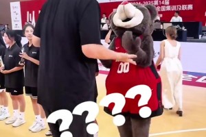 火箭熊攤手！姚明給火箭工作人員發(fā)放禮物 結(jié)果到火箭熊跟前沒了