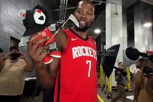 杜蘭特出席媒體日 火箭熊贈送其一個手拿死神鐮刀的火箭熊玩偶~