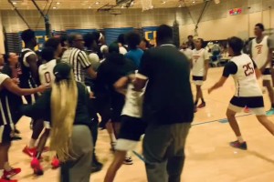 隊(duì)友力挺！張博源征戰(zhàn)美高與對(duì)手爆發(fā)沖突??隊(duì)友沖上來(lái)將其護(hù)住