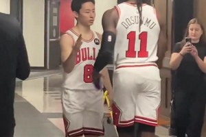 河村這小身板??比同隊(duì)的后衛(wèi)都矮了一大截