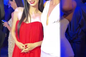 ??東西方不一樣的美！周也和肯豆同框亮相巴黎時(shí)裝周