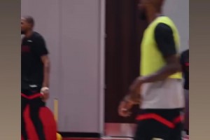 謝潑德在訓(xùn)練中迎著KD長(zhǎng)臂勾手打進(jìn)，這球應(yīng)該看不到框了吧??