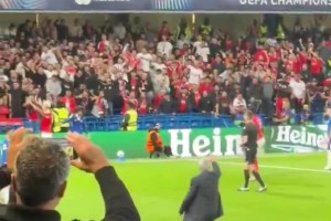 穆里尼奧走向底線，讓本菲卡球迷不要向前本菲卡球員恩佐扔?xùn)|西