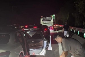 高速堵車不是壞事！正好可以抽空練個(gè)球