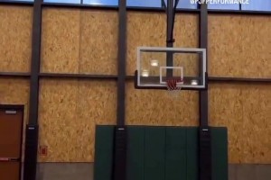 臥槽，外國(guó)小伙這彈跳炸裂啊，吃彈簧長(zhǎng)大的？